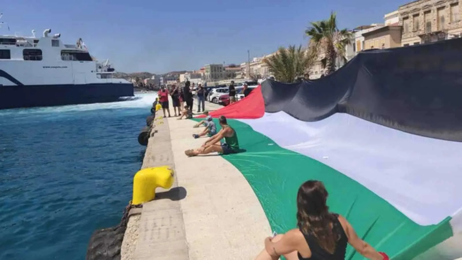 شرطة مكافحة الشغب تتصادم مع المحتجين في جزيرة يونانية خلال وصول باخرة سياحية إسرائيلية. شرطة مكافحة الشغب تتصادم مع المحتجين في جزيرة يونانية خلال وصول باخرة سياحية إسرائيلية.