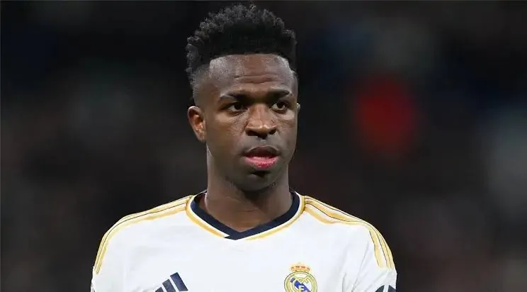 غموض يلف مستقبل فينيسيوس مع ريال مدريد بسبب مشكلة في الراتب غموض يلف مستقبل فينيسيوس مع ريال مدريد بسبب مشكلة في الراتب