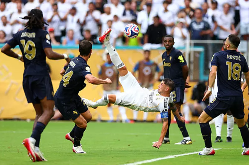 فالفيردي يتصدر قائمة صانعي الفرص في دور الـ16 لكأس العالم للأندية بين ثلاثة لاعبين فالفيردي يتصدر قائمة صانعي الفرص في دور الـ16 لكأس العالم للأندية بين ثلاثة لاعبين