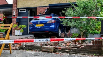 فتاة في الحادية عشرة من عمرها تخلط بين دواسة الوقود والفرامل وتصدم بمنزل