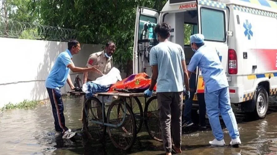 فضيحة مؤلمة: عائلات بريطانية تتلقى جثثًا غير صحيحة بعد حادثة الطيران الهندي فضيحة مؤلمة: عائلات بريطانية تتلقى جثثًا غير صحيحة بعد حادثة الطيران الهندي