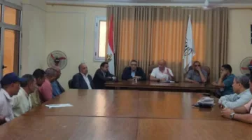 محافظ بني سويف يناقش تنظيم مشروعات إعادة تدوير البلاستيك في قرى إهناسيا لتعزيز الاستدامة الاقتصادية