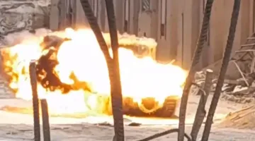 فلسطيني يظهر من تحت الأنقاض ويهاجم دبابة إسرائيلية… وسائل إعلام عبرية: علامة تدعو للقلق (فيديو)