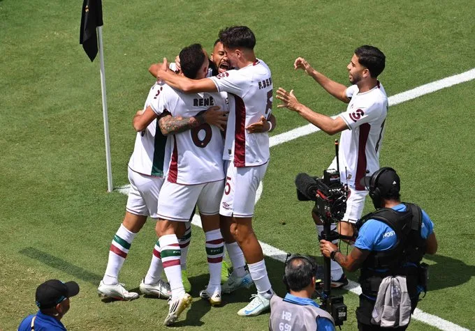 فلومينينسي يصنع التاريخ ويتأهل إلى ربع نهائي كأس العالم بعد انتصاره على الإنتر. فلومينينسي يصنع التاريخ ويتأهل إلى ربع نهائي كأس العالم بعد انتصاره على الإنتر.