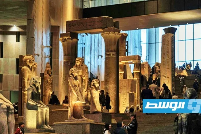 فنيون مصريون ي revitalizون مقتنيات توت عنخ آمون في المتحف المصري الكبير