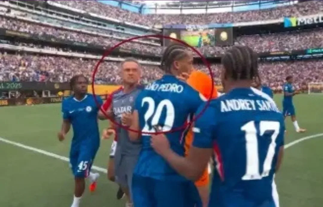 فوضى في نهائي كأس العالم: مشادات بين لاعبي باريس تشيلسي واعتداء من لويس إنريكي على أحد لاعبي البلوز فوضى في نهائي كأس العالم: مشادات بين لاعبي باريس تشيلسي واعتداء من لويس إنريكي على أحد لاعبي البلوز