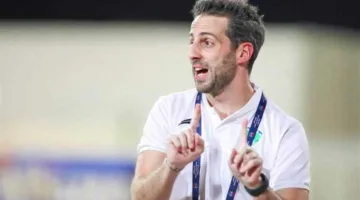 في الجول يُظهر الطاقم الفني المساعد ليانيك فيريرا مع الزمالك