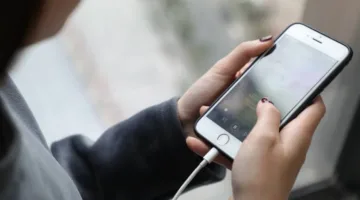 في الطقس الحار: 7 نصائح للحفاظ على شحن هاتفك المحمول