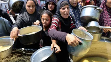 في ظل تهديد المجاعة… انطلاق شاحنات المساعدات من مصر إلى قطاع غزة