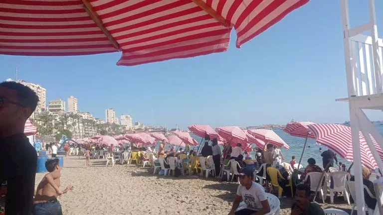 في عطلة نهاية الأسبوع.. شواطئ الإسكندرية تحتضن العائلات والأعلام ترشدهم إلى الأماكن المناسبة في عطلة نهاية الأسبوع.. شواطئ الإسكندرية تحتضن العائلات والأعلام ترشدهم إلى الأماكن المناسبة