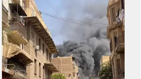 في مصر الجديدة: قوات الحماية المدنية تتدخل لإخماد حريق في مستودع باستخدام 6 سيارات