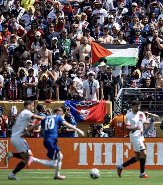 في وجود ترامب… جماهير باريس سان جيرمان ترفع علم فلسطين في ملعب «ميتلايف» في وجود ترامب… جماهير باريس سان جيرمان ترفع علم فلسطين في ملعب «ميتلايف»