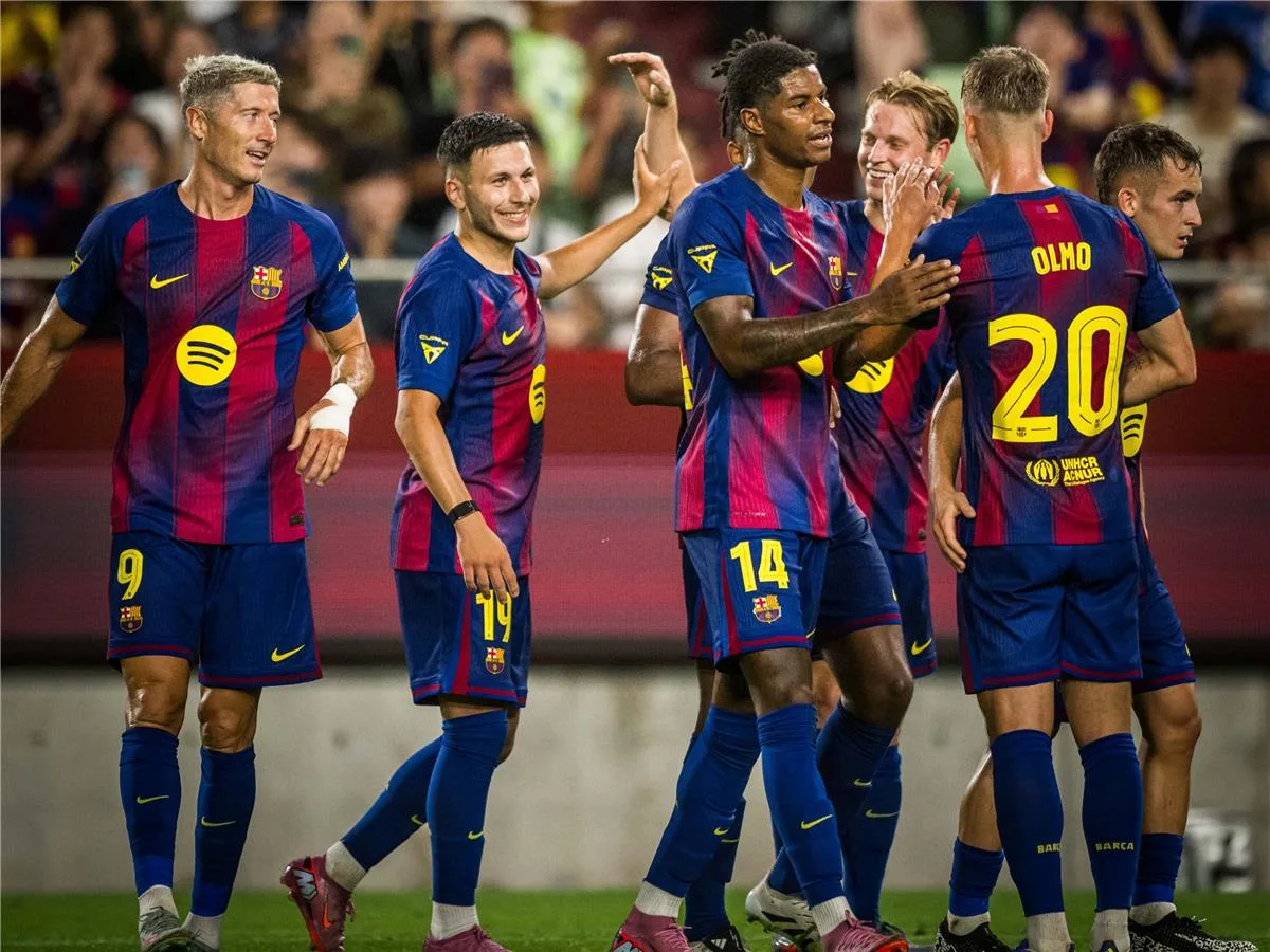 فيديو | برشلونة يحقق انتصارًا وديًا على فيسيل كوبي بثلاثية ويصدم راشفورد بالصفقات الجديدة