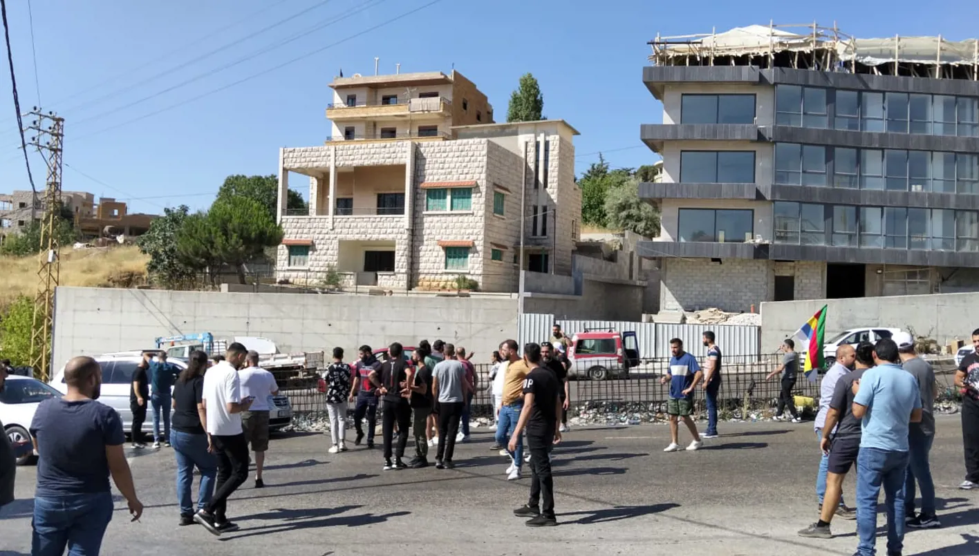 فيديو: دروز يغلقون طريق صوفر مرددين ‘بالروح والدم نفديكِ يا سويداء’ فيديو: دروز يغلقون طريق صوفر مرددين ‘بالروح والدم نفديكِ يا سويداء’