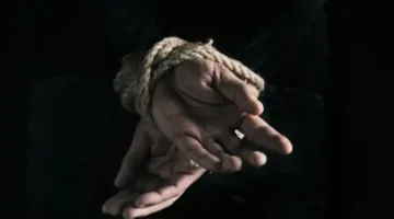 فيديو صادم يثير ضجة على مواقع التواصل الاجتماعي… تعذيب باستخدام السلاسل والصعق الكهربائي نتيجة القمامة.