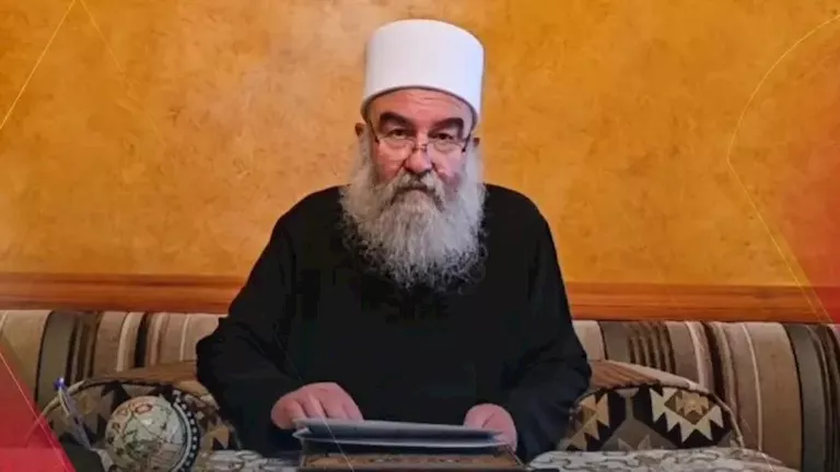فيديو | قائد الطائفة الروحية يتراجع عن موقف الدروز في سوريا: “لقد وُضِعنا في هذا الموقف”