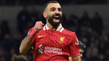 فيديو | محمد صلاح يثير غضب مشجعي مانشستر يونايتد بارتدائه قميص السباعية.. وتفاعل جماهير ليفربول