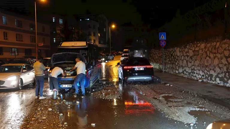 فيضانات هائلة تضرب أنقرة وتغمر الشوارع والمنازل