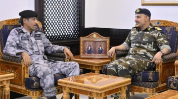 قائد البحرية العُمانية يلتقي بمسؤول عسكري قطري