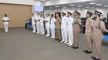 قائد قوة واجب عملية أتلانتا يقوم بزيارة مركز الأمن البحري