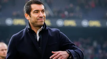 قائد منتخب هولندا يعمل كمساعد لآرني سلوت في ليفربول
