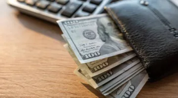 قاعدة العشرة آلاف دولار: كيف تجعل الثروات تأتي إليك بدلاً من أن تلاحقها؟