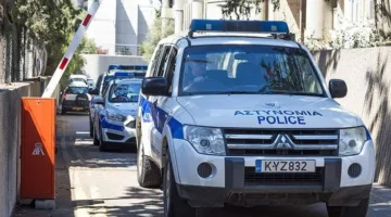 شرطة قبرص تكتشف جثة داخل سيارة بالقرب من حريق غابات أدى لإخلاء 12 قرية.