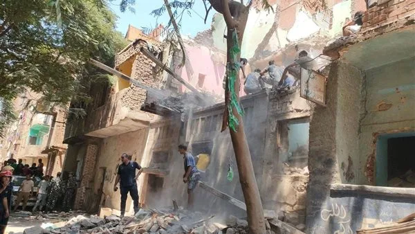 قبض على عمال “روبابيكيا” تسللوا لنهب خشب من المبنى المنهار في مصر القديمة