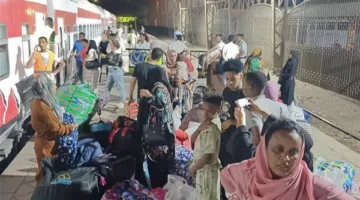 قدوم قطار السودانيين إلى محطة السد العالي في أسوان