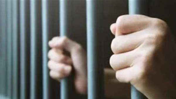 قرار حديث ضد الشخص المتهم بتصوير ونشر محتوى غير لائق عبر الإنترنت. قرار حديث ضد الشخص المتهم بتصوير ونشر محتوى غير لائق عبر الإنترنت.