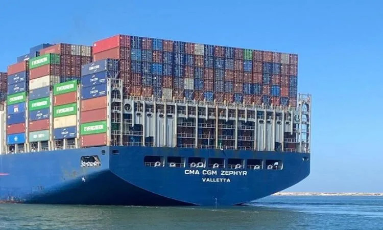 قناة السويس تستقبل مرور سفينة الحاويات CMA CGM ZEPHYR في قافلة الجنوب