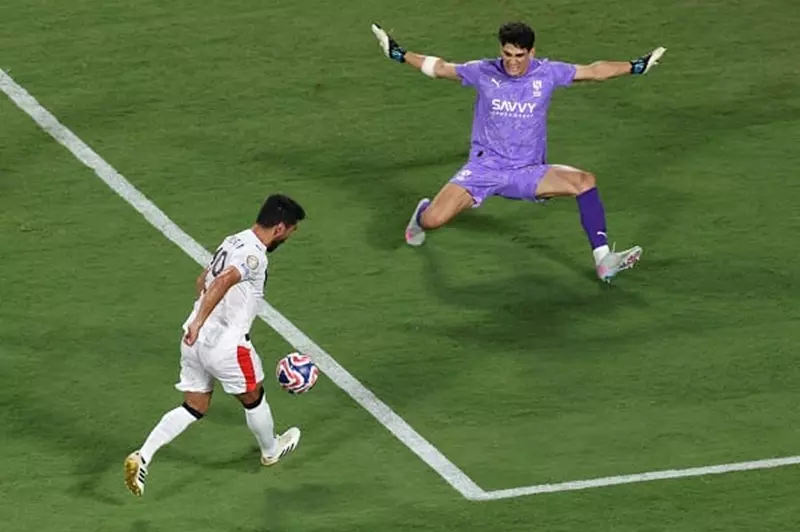 كأس العالم للأندية: ياسين بونو يسجل إنجازًا قياسيًا في مواجهة الهلال والسيتي