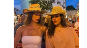 كنزي عمرو دياب تتألق في شوارع إسبانيا بفستان جينز قصير أثناء إجازتها