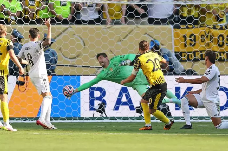 كورتوا يسجل أعلى نسبة تصديات ناجحة مع ريال مدريد في بطولة كأس العالم للأندية كورتوا يسجل أعلى نسبة تصديات ناجحة مع ريال مدريد في بطولة كأس العالم للأندية