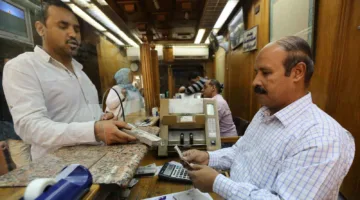 كيف تأثر سعر الدولار مقابل الجنيه بعد توقعات صندوق النقد للاقتصاد المصري؟