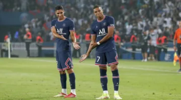 كيليان مبابي يستمتع بعطلة الصيف برفقة حكيمي.. فيديو