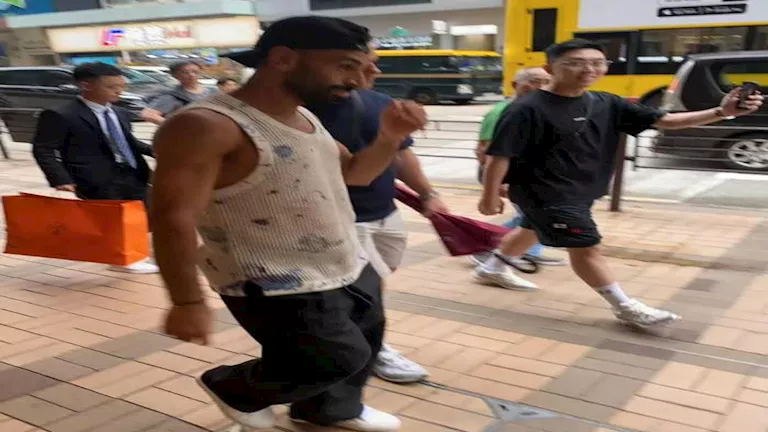 “لا تفوتوا هذه اللحظات”.. محمد صلاح يتسوق في هونج كونج.. طلب عاجل لأفشة “لا تفوتوا هذه اللحظات”.. محمد صلاح يتسوق في هونج كونج.. طلب عاجل لأفشة