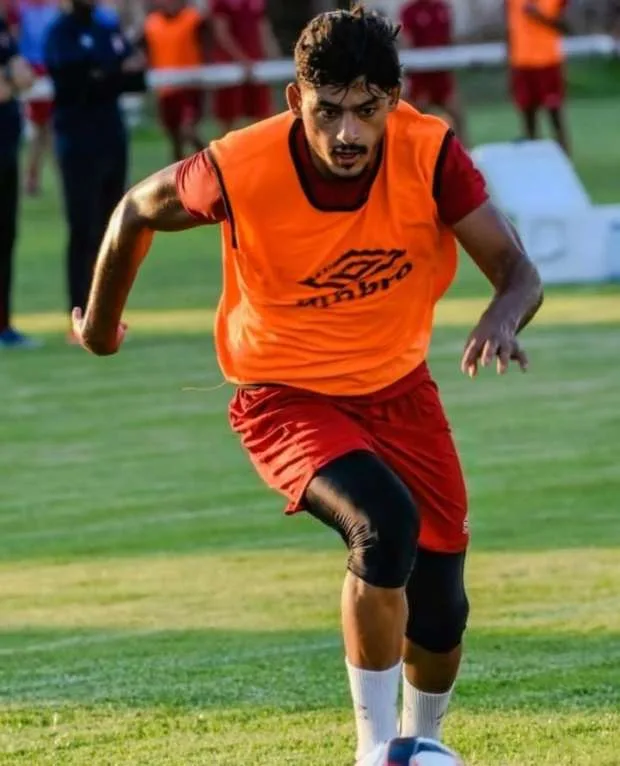 لاعب الأهلي يتدرب مع فريق النجم الساحلي (صور) لاعب الأهلي يتدرب مع فريق النجم الساحلي (صور)