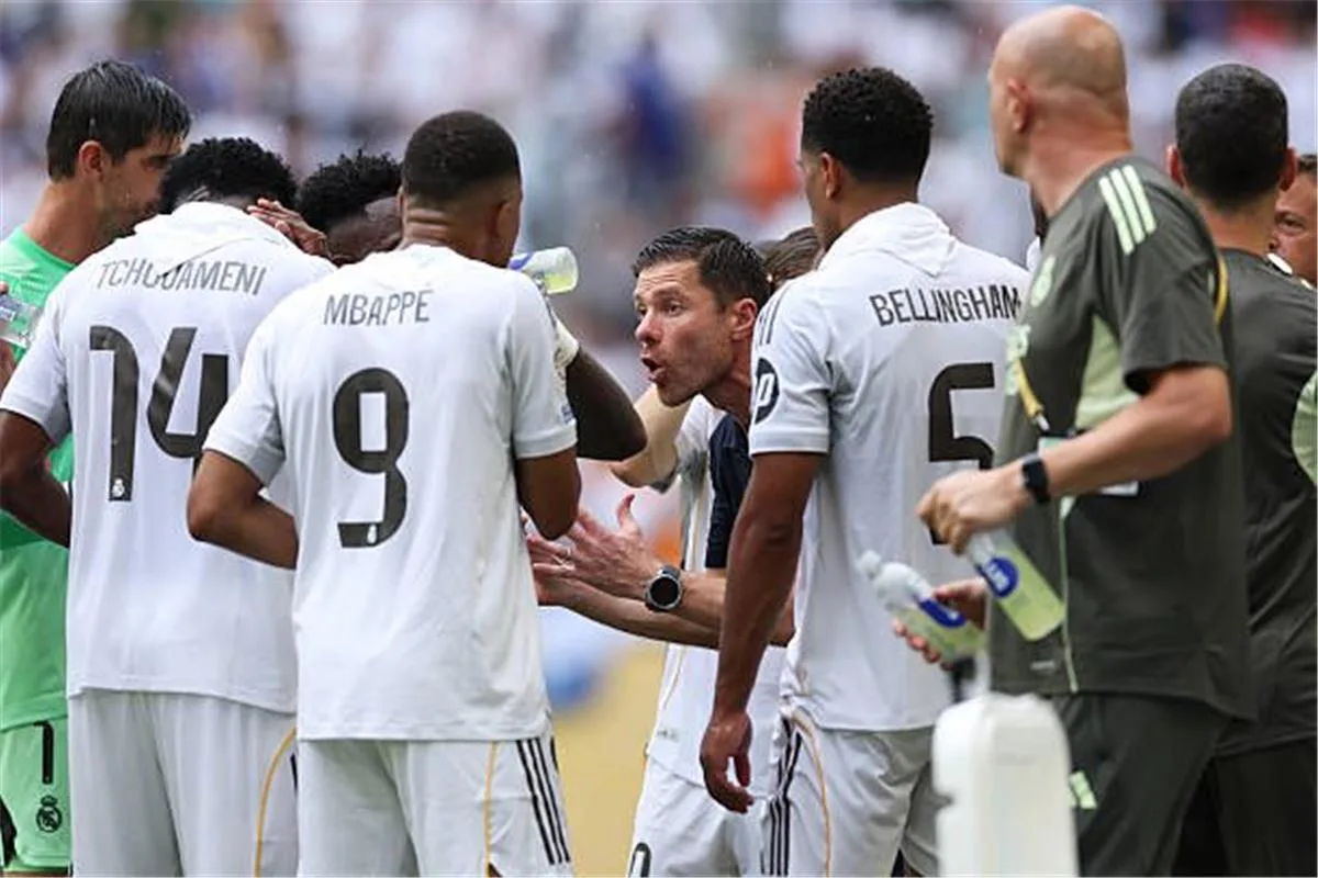 لاعب ريال مدريد يسعى للابتعاد عن مقاعد بدلاء تشابي ألونسو. لاعب ريال مدريد يسعى للابتعاد عن مقاعد بدلاء تشابي ألونسو.