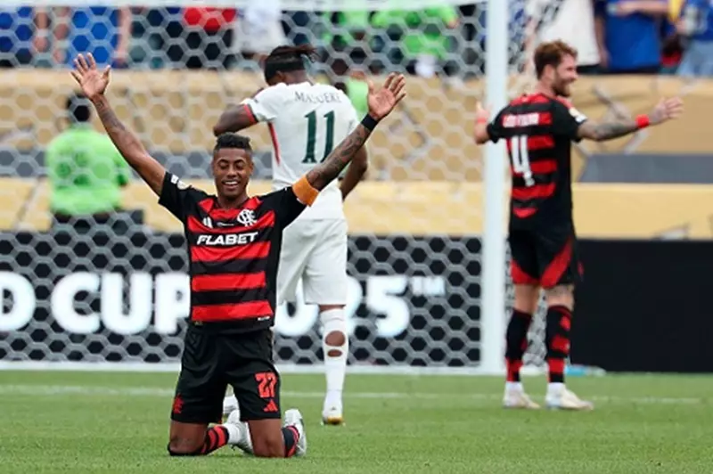 لاعب فلامنجو في مواجهة القضاء بسبب التلاعب في نتائج المباريات أثناء مشاركته في مونديال الأندية.
