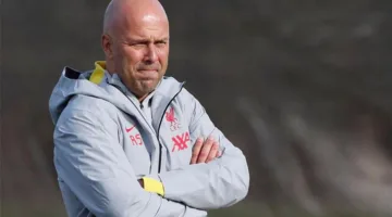 لاعب ليفربول يترك معسكر الفريق قبل مباراة ميلان.. وسلوت يفسر السبب