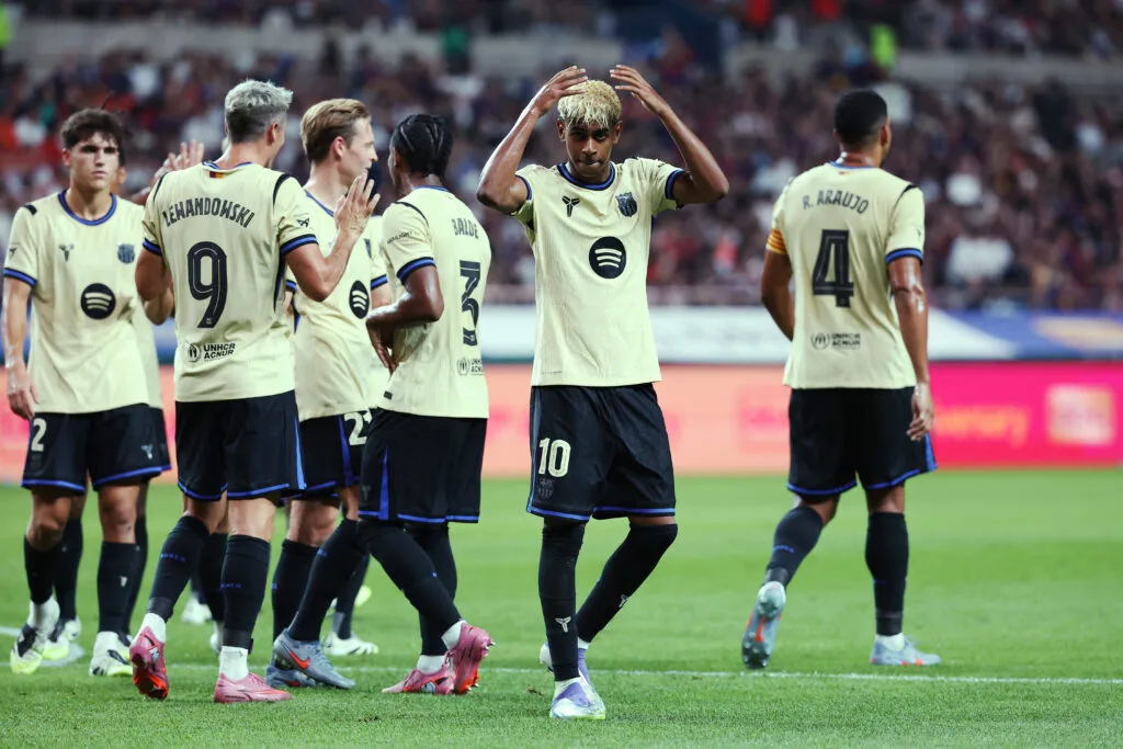 لامين يامال يحتفل كأنهم ملوك مدريد بعد سرقة تاج بيلينجهام! لامين يامال يحتفل كأنهم ملوك مدريد بعد سرقة تاج بيلينجهام!