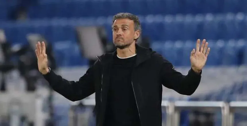 لحظة الهجوم العنيف من لويس إنريكي على جواو بيدرو لاعب تشيلسي لحظة الهجوم العنيف من لويس إنريكي على جواو بيدرو لاعب تشيلسي