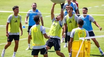 لعبة جديدة ونظارات فريدة.. خلفيات التدريب الثاني للأهلي في تونس (صور)