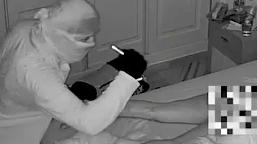 لقطات مدمّرة لـ”لص مقنّع منحرف” يتفحّص جسم امرأة إسبانية عارية في غرفة نومها لقطات مدمّرة لـ”لص مقنّع منحرف” يتفحّص جسم امرأة إسبانية عارية في غرفة نومها