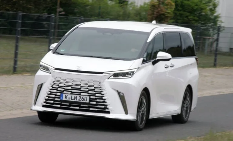 لكزس تكشف النقاب عن سيارتها الفان LM 350h