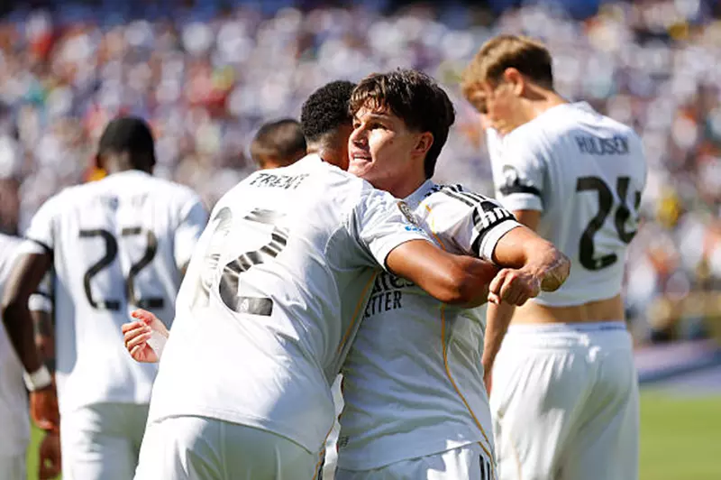 للعام الثاني على التوالي.. أرنولد يستمر في تقديم الهدايا لريال مدريد.