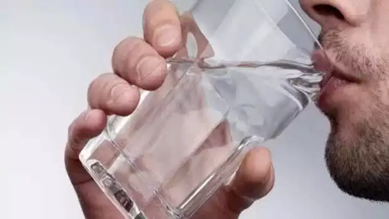 لماذا يجب أن تبدأ يومك بكوب من الماء الدافئ؟ إليك 5 فوائد رائعة. لماذا يجب أن تبدأ يومك بكوب من الماء الدافئ؟ إليك 5 فوائد رائعة.