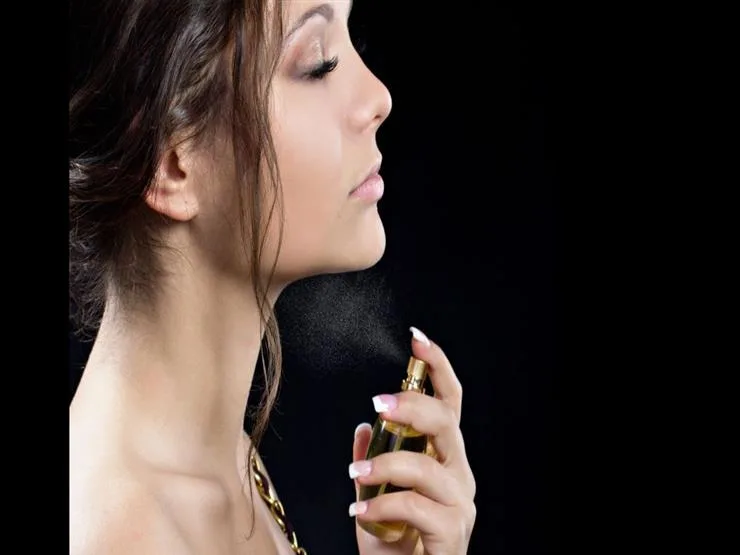 لماذا ينبغي الامتناع عن استخدام العطر قبل Boarding الطائرة؟.. مخاطر قد تجهلها
