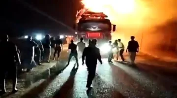 لهيب ناري: إخماد حريق سيارة نقل تحمل التبن على طريق السويس
